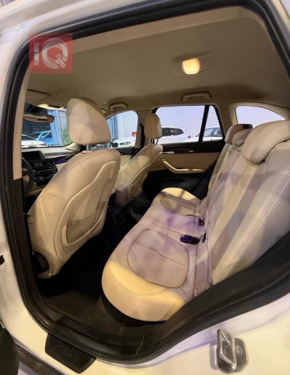 بی ئێم دەبڵیو X1